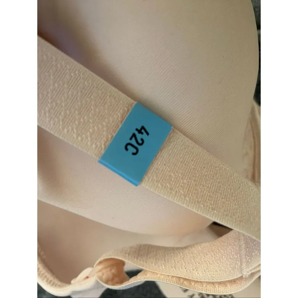 Vanity Fair Bra Cream Color. Size 42C NWT
